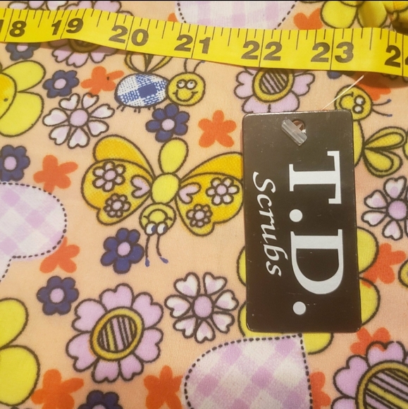 T.D. SCRUBS XL FLOWER/BUTTERFLY/HEART SCRUB/UNIFORM TOP with TAGS - Picture 3 of 15